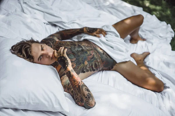 Bonito Jovem Tatuado Homem Relaxante Cama Branca — Fotografia de Stock