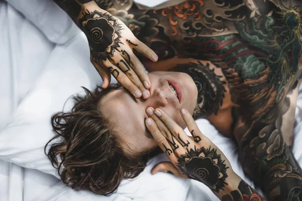 Bonito Jovem Tatuado Homem Relaxante Cama Branca — Fotografia de Stock