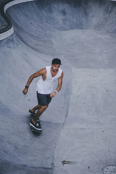 Elegantní Mladý Muž Bílé Tričko Čepici Brusle Skateboardu Skatepark Bruslení — Stock fotografie