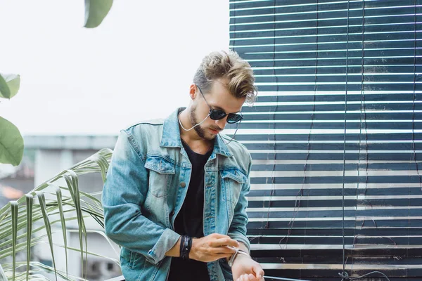 Yakışıklı delikanlı denim jeans giyim 