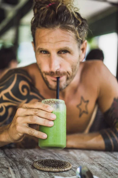 Hombre Beber Saludable Smoothie Verde — Foto de Stock