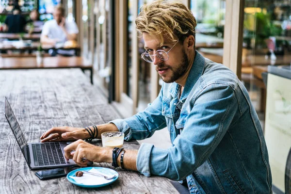 Yakışıklı delikanlı ile laptop açık Cafe