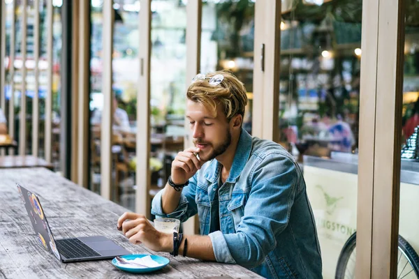 Yakışıklı delikanlı ile laptop açık Cafe