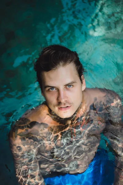 Ung Vacker Man Tatueringar Vilar Utomhuspoolen Tatuerad Man Poolen Att — Stockfoto