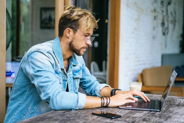 Beau Jeune Homme Avec Ordinateur Portable Dans Café Extérieur — Photo