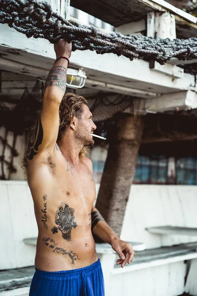 Yakışıklı orta yaş erkek uzun sarı saçlı ve dövmeler