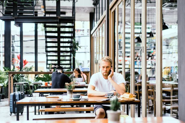 Erwachsener Mann Spricht Café Mit Smartphone — Stockfoto