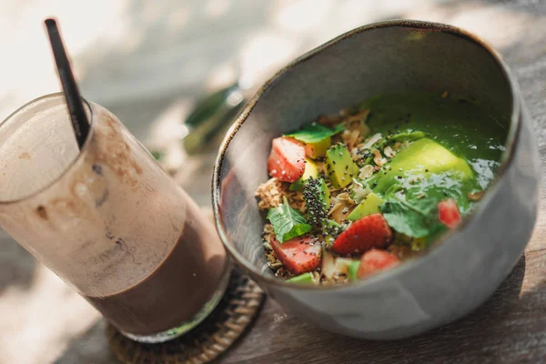 Tazón Batido Verde Fresco Con Frutas Bayas — Foto de Stock