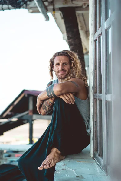 Yakışıklı orta yaş erkek uzun sarı saçlı ve dövmeler