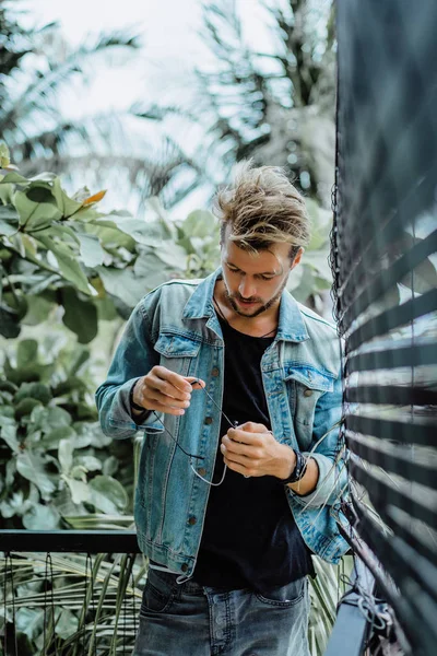 Yakışıklı delikanlı denim jeans giyim 