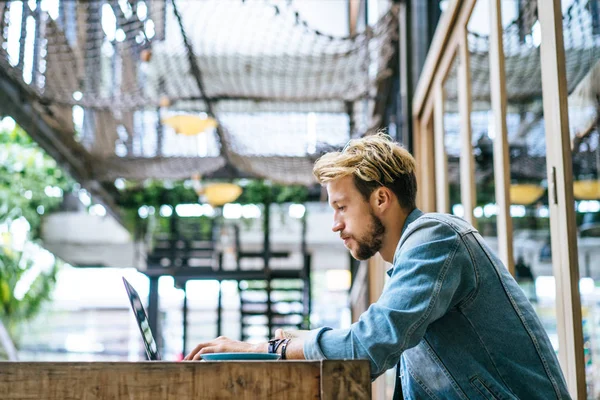 Yakışıklı delikanlı ile laptop açık Cafe
