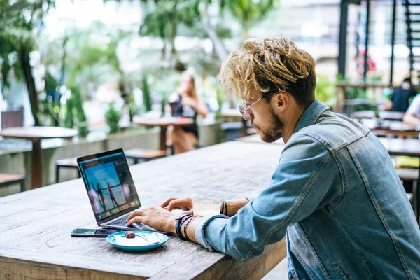 Stilig Ung Man Med Laptop Utomhus Café — Stockfoto