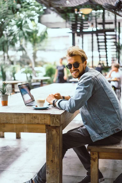 Yakışıklı delikanlı ile laptop açık Cafe