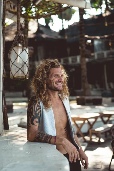 Yakışıklı orta yaş erkek uzun sarı saçlı ve dövmeler