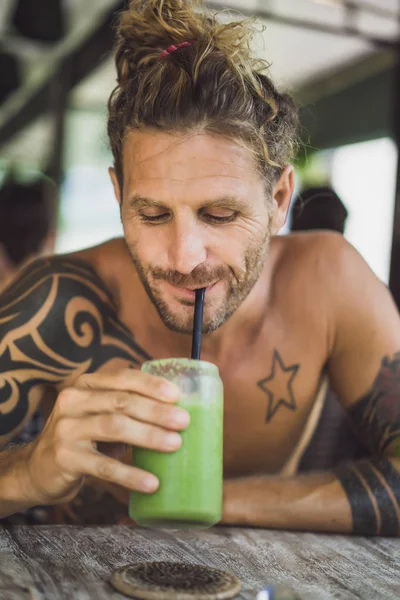 adam içki sağlıklı yeşil smoothie 