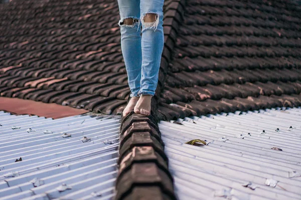 Částečný Pohled Mladého Muže Chodit Střeše — Stock fotografie