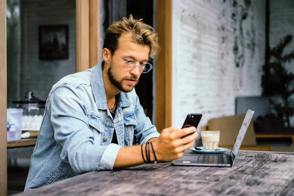 Yakışıklı delikanlı ile laptop açık Cafe