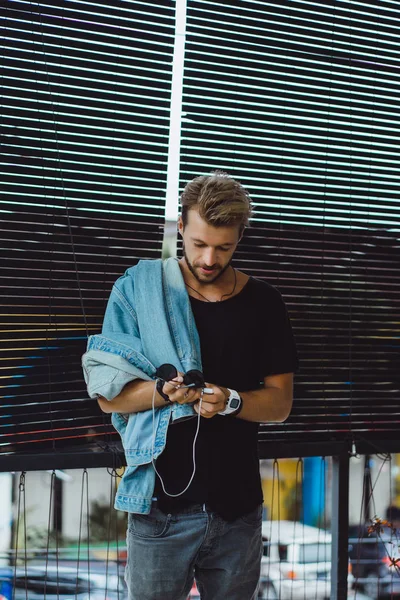 Yakışıklı delikanlı denim jeans giyim 