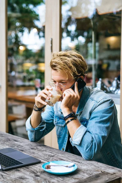 Yakışıklı delikanlı ile laptop açık Cafe