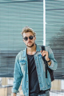 Yakışıklı delikanlı denim jeans giyim 