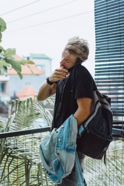 Yakışıklı delikanlı denim jeans giyim 