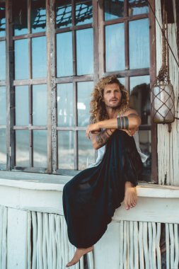 Yakışıklı orta yaş erkek uzun sarı saçlı ve dövmeler