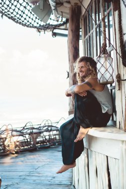 Yakışıklı orta yaş erkek uzun sarı saçlı ve dövmeler