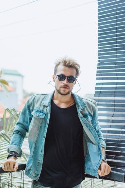 Yakışıklı delikanlı denim jeans giyim 