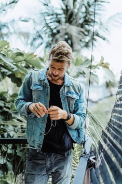 Yakışıklı delikanlı denim jeans giyim 