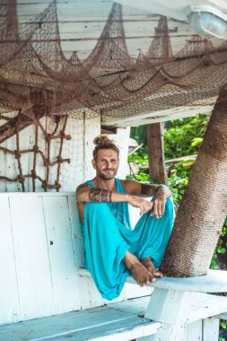 Yakışıklı orta yaş erkek uzun sarı saçlı ve dövmeler