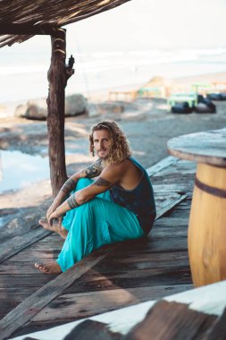 Yakışıklı orta yaş erkek uzun sarı saçlı ve dövmeler