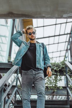 Yakışıklı delikanlı denim jeans giyim 