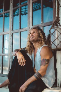 Yakışıklı orta yaş erkek uzun sarı saçlı ve dövmeler