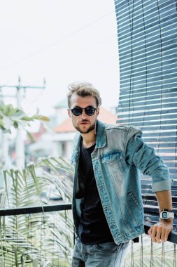 Yakışıklı delikanlı denim jeans giyim 