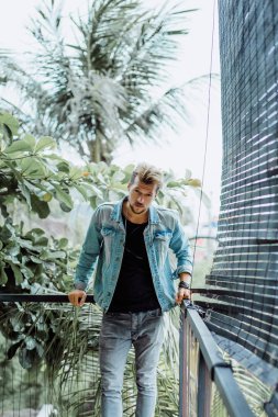 Yakışıklı delikanlı denim jeans giyim 