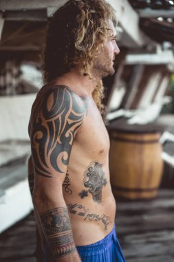 Yakışıklı orta yaş erkek uzun sarı saçlı ve dövmeler