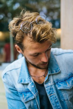 Yakışıklı delikanlı denim jeans giyim 