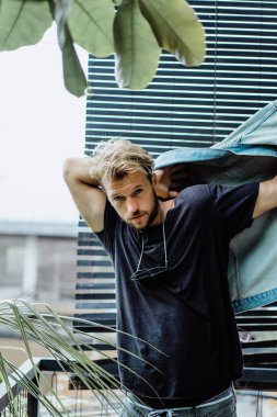 Yakışıklı delikanlı denim jeans giyim 