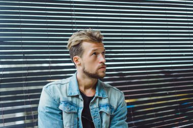 Yakışıklı delikanlı denim jeans giyim 