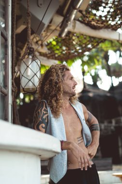 Yakışıklı orta yaş erkek uzun sarı saçlı ve dövmeler