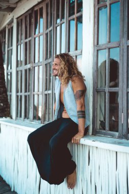 Yakışıklı orta yaş erkek uzun sarı saçlı ve dövmeler