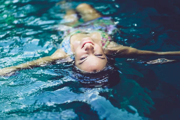 Ung Avslappnad Kvinna Blå Vattnet Poolen — Stockfoto