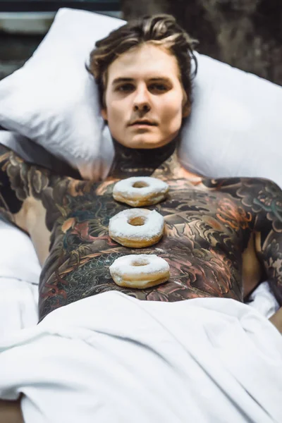 Ung Snygg Tatuerade Mannen Äter Frukost Sängen Öppna Luften Utomhus — Stockfoto