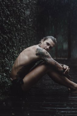 yağmur altında poz genç dövmeli adam