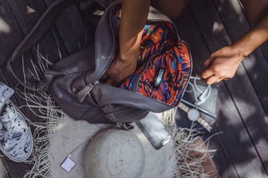 kız bir sırt çantası toplar, bir akıllı telefon koyar dizüstü bilgisayar