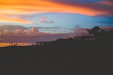 günbatımı okyanus üzerinde. güzel parlak gökyüzü, su, dalgalar yansıması.