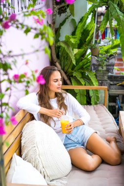 Şık bir kafe, sağlıklı kahvaltı, meyve, taze sıkılmış meyve suyu, kahvaltı güzel bir kadın olan tropikal konumu.