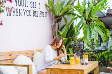 Şık bir kafe, sağlıklı kahvaltı, meyve, taze sıkılmış meyve suyu, kahvaltı güzel bir kadın olan tropikal konumu.