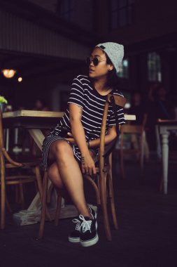 Endonezya kız hippi gri bir şapka ve güneş gözlüğü. Dövme güzel şık Asyalı kadın.