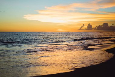 günbatımı okyanus üzerinde. güzel parlak gökyüzü, su, dalgalar yansıması.